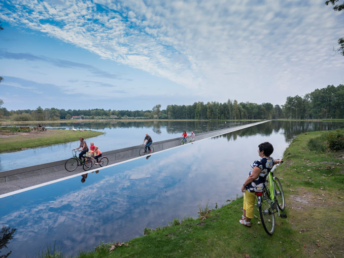 Main Sepeda Di Tengah Danau Tanpa Takut Basah